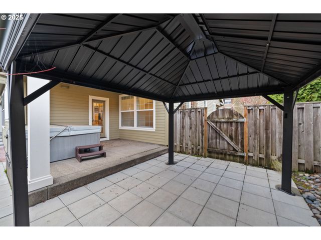 978 N ALDER St, Canby, OR 97013