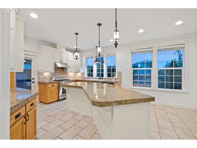 978 N ALDER St, Canby, OR 97013