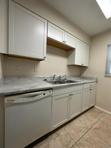 828 SKY LAKE CIRCLE B, Orlando, FL 32809