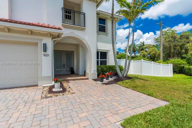 7601 Cavalia Dr, Davie, FL 33328