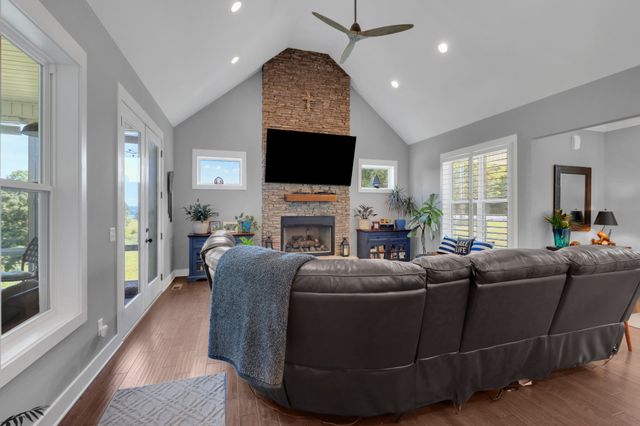 621 Lake Haven Dr, Tullahoma, TN 37388