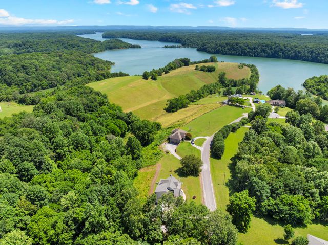 621 Lake Haven Dr, Tullahoma, TN 37388