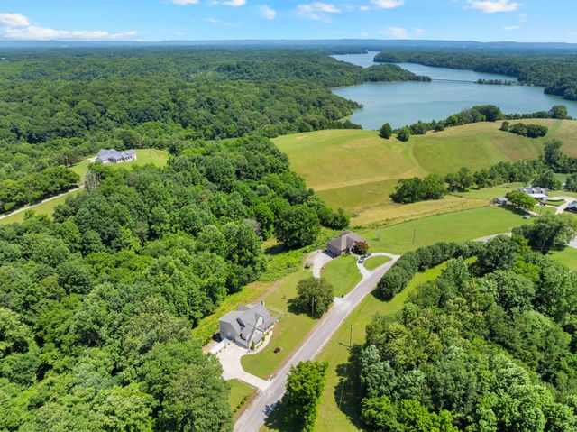 621 Lake Haven Dr, Tullahoma, TN 37388