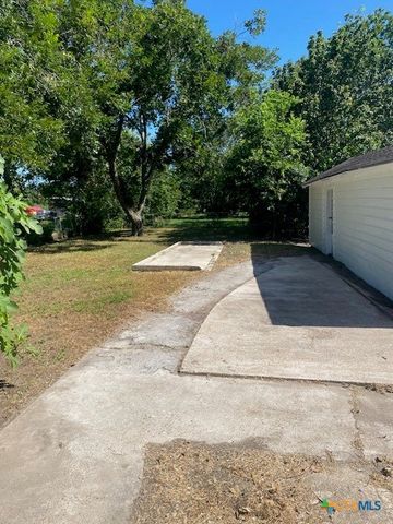 2405 Lone Tree Road, Victoria, TX 77901