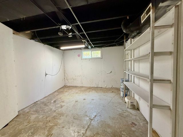 423 S 7th Avenue, Iowa City, IA 52245