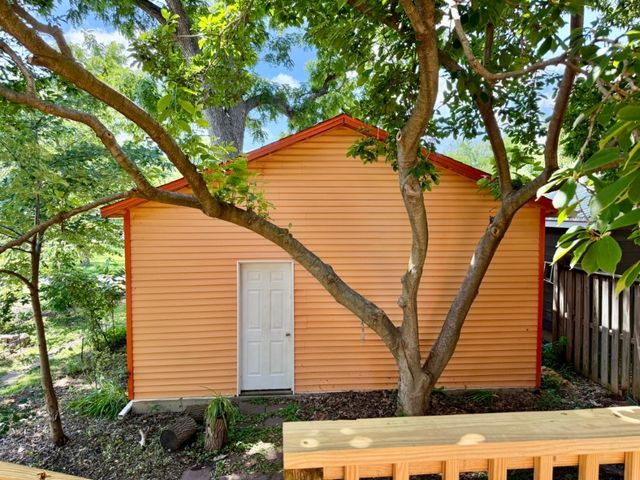 423 S 7th Avenue, Iowa City, IA 52245