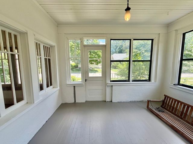 423 S 7th Avenue, Iowa City, IA 52245