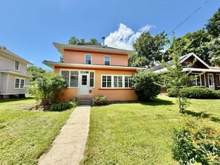 423 S 7th Avenue, Iowa City, IA 52245
