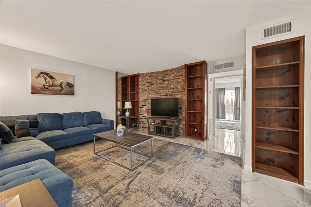 2201 Fountain View Drive 29, Houston, TX 77057