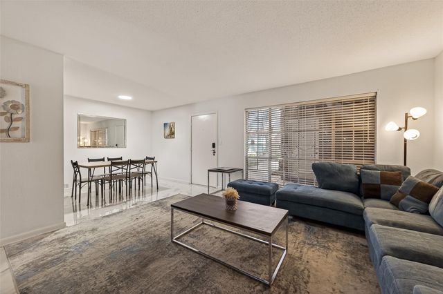 2201 Fountain View Drive 29, Houston, TX 77057