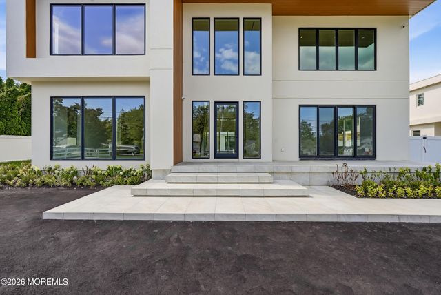 46 Whalepond Road, Oakhurst, NJ 07755