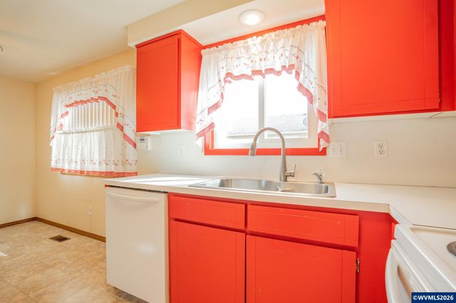 2661 S 12th St, Lebanon, OR 97355