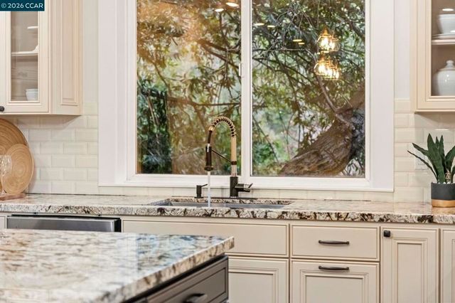 6165 6165 Doncaster Pl, Oakland, CA 94611