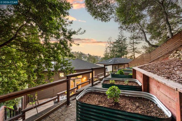 6165 6165 Doncaster Pl, Oakland, CA 94611