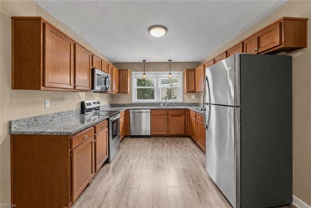 8 Gay DR, Newport News, VA 23606