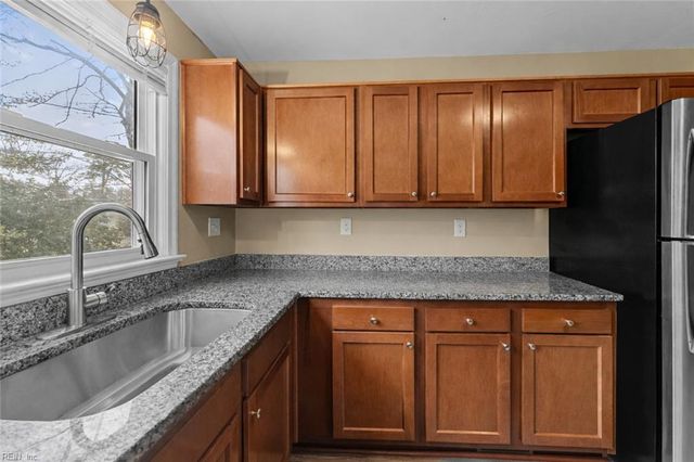 8 Gay DR, Newport News, VA 23606