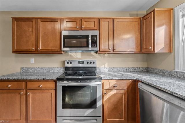 8 Gay DR, Newport News, VA 23606