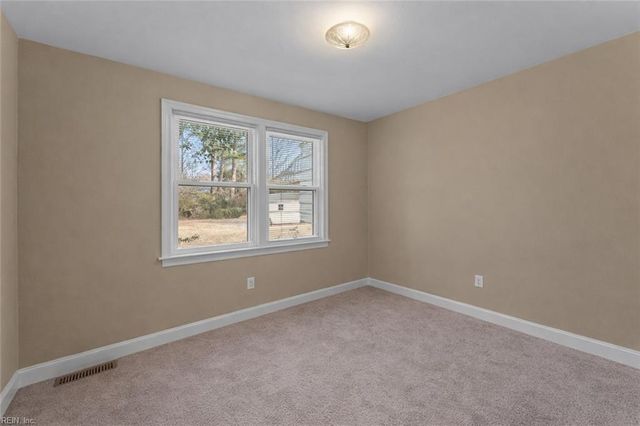 8 Gay DR, Newport News, VA 23606