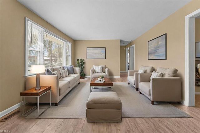 8 Gay DR, Newport News, VA 23606