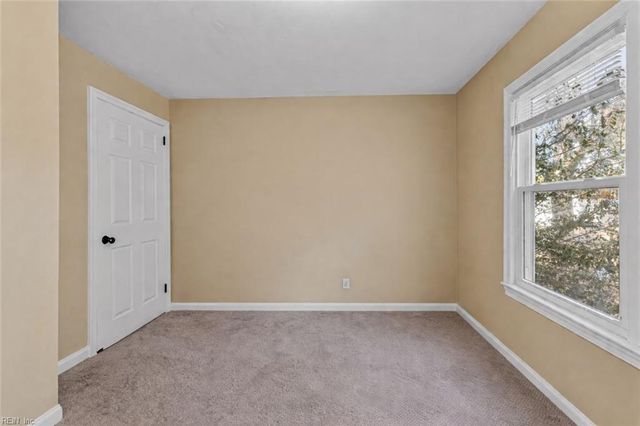8 Gay DR, Newport News, VA 23606