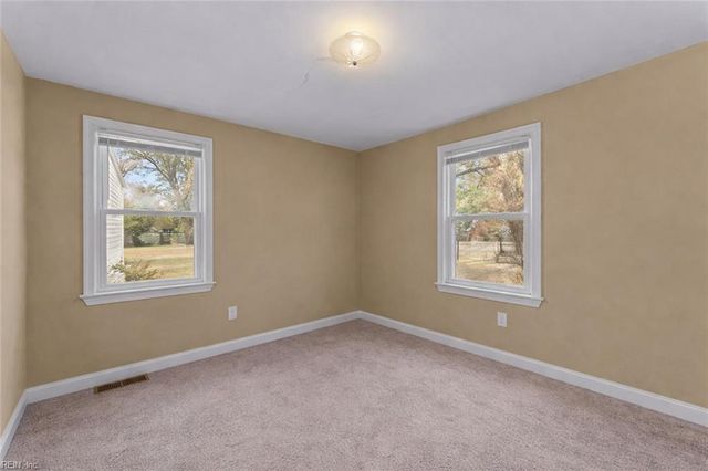 8 Gay DR, Newport News, VA 23606