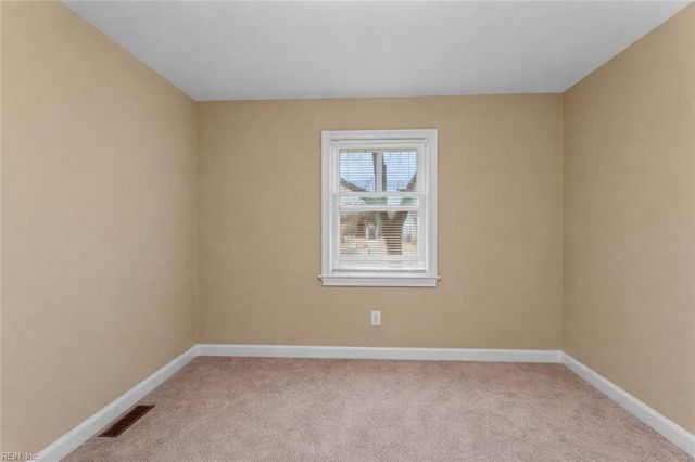 8 Gay DR, Newport News, VA 23606