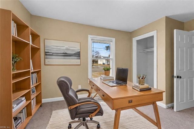 8 Gay DR, Newport News, VA 23606