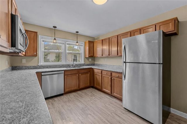 8 Gay DR, Newport News, VA 23606