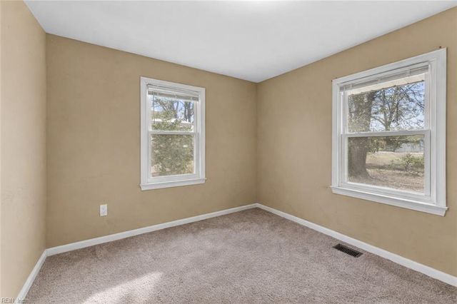 8 Gay DR, Newport News, VA 23606