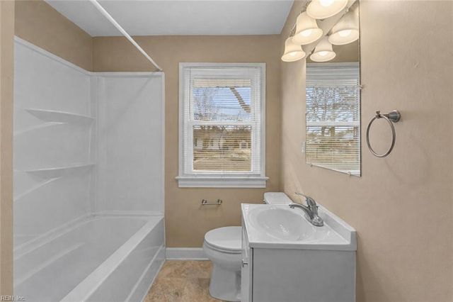 8 Gay DR, Newport News, VA 23606