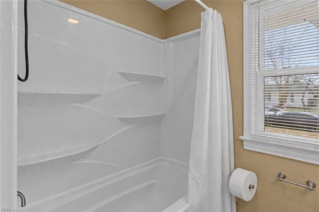 8 Gay DR, Newport News, VA 23606