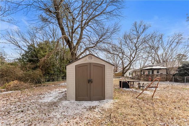 8 Gay DR, Newport News, VA 23606