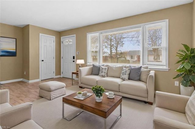 8 Gay DR, Newport News, VA 23606