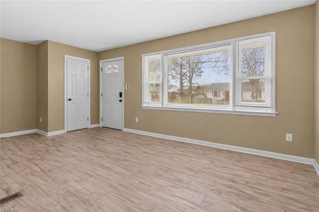 8 Gay DR, Newport News, VA 23606