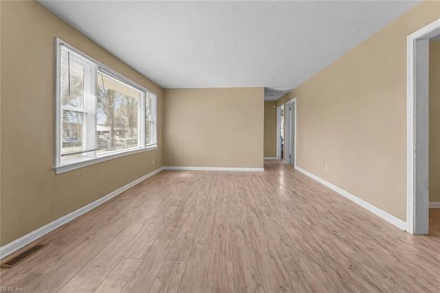 8 Gay DR, Newport News, VA 23606