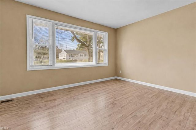 8 Gay DR, Newport News, VA 23606