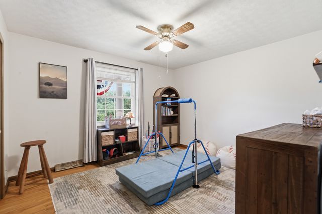 1328 Hillvale Rd, Louisville, TN 37777