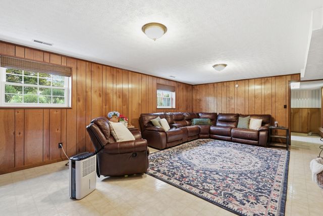 1328 Hillvale Rd, Louisville, TN 37777