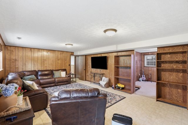 1328 Hillvale Rd, Louisville, TN 37777