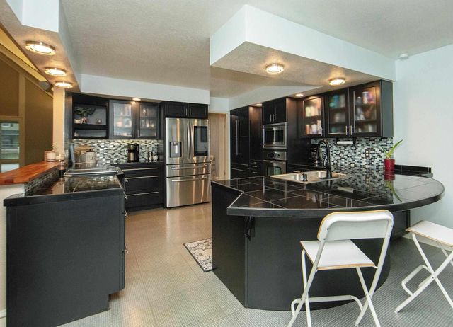 1306 Grandview Avenue, Waverly, IA 50677