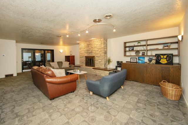 1306 Grandview Avenue, Waverly, IA 50677