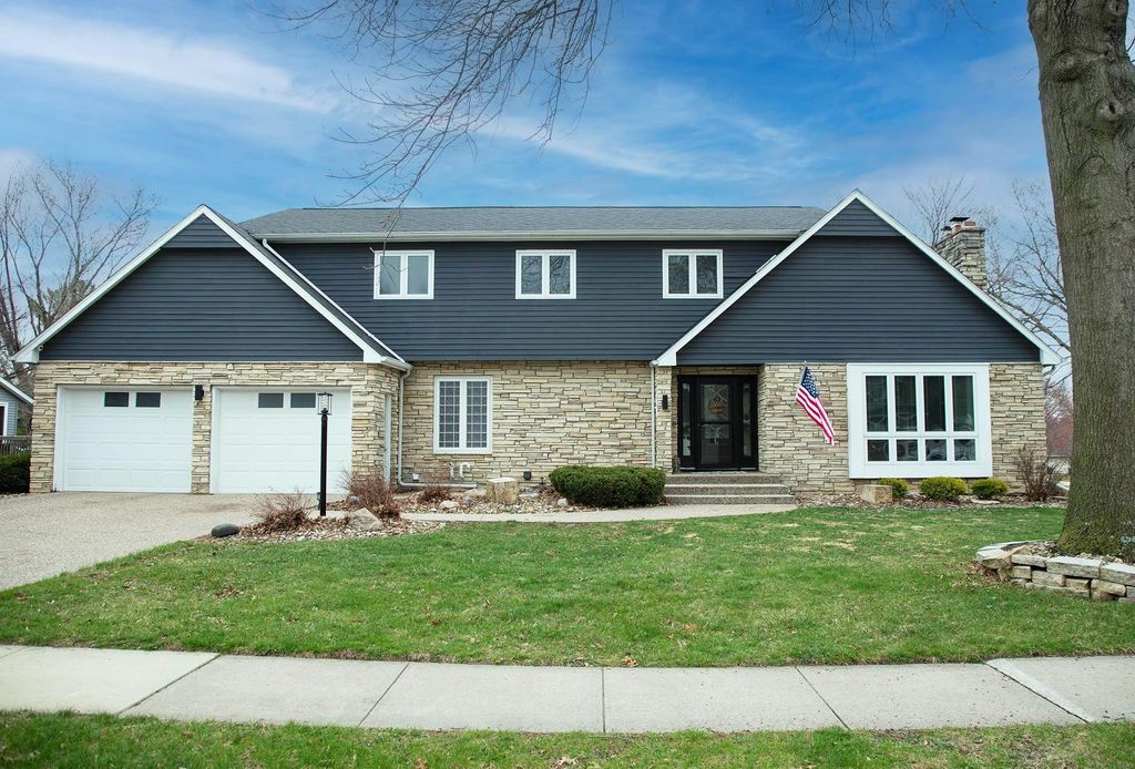 1306 Grandview Avenue, Waverly, IA 50677