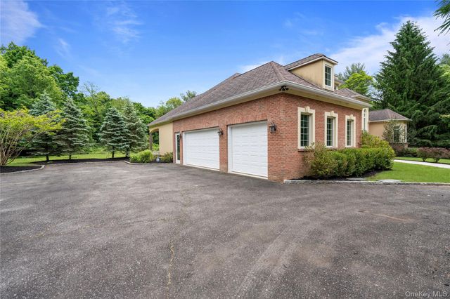 1960 Midlane S, Syosset, NY 11791