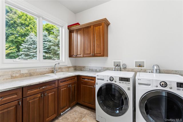 1960 Midlane S, Syosset, NY 11791