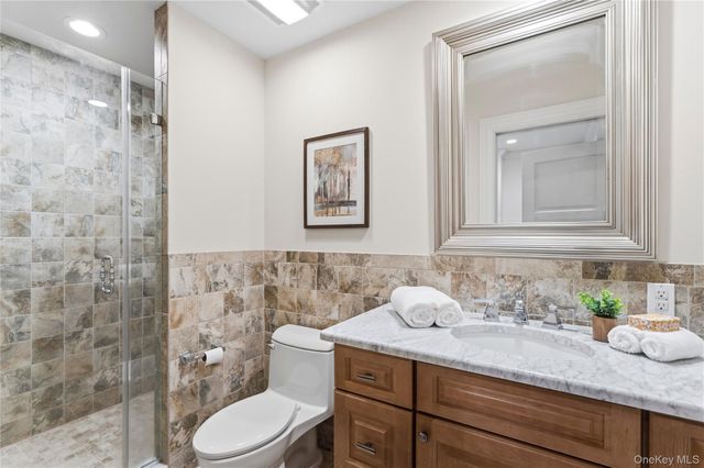 1960 Midlane S, Syosset, NY 11791