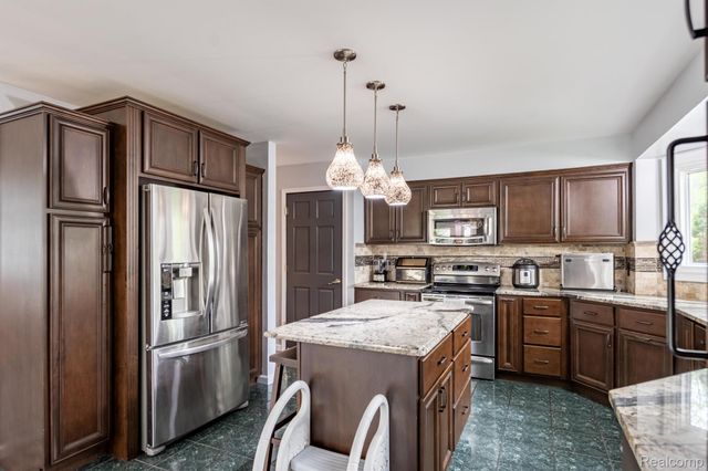 42739 POND VIEW Drive, Sterling Heights, MI 48314