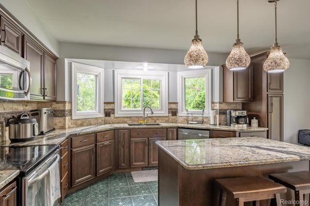 42739 POND VIEW Drive, Sterling Heights, MI 48314