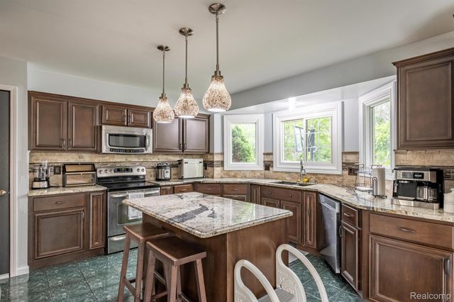 42739 POND VIEW Drive, Sterling Heights, MI 48314