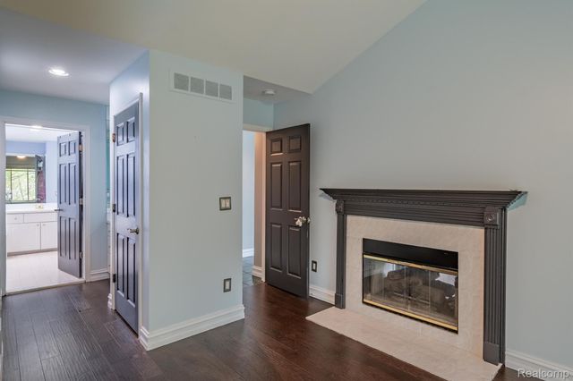 42739 POND VIEW Drive, Sterling Heights, MI 48314