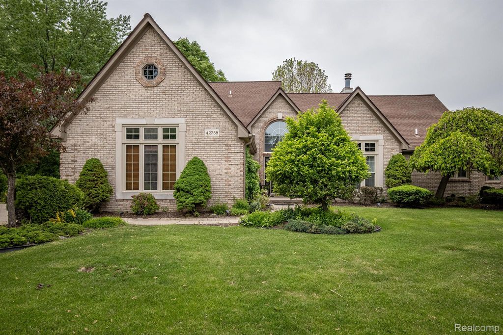 42739 POND VIEW Drive, Sterling Heights, MI 48314